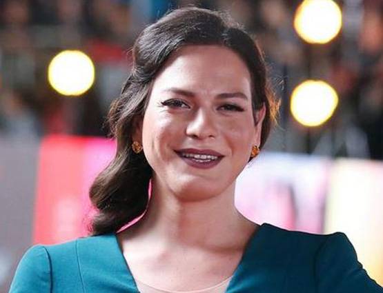 ये हैं Oscar की पहली ट्रांसजेंडर प्रेजेंटर, बॉयज स्कूल से की है पढ़ाई