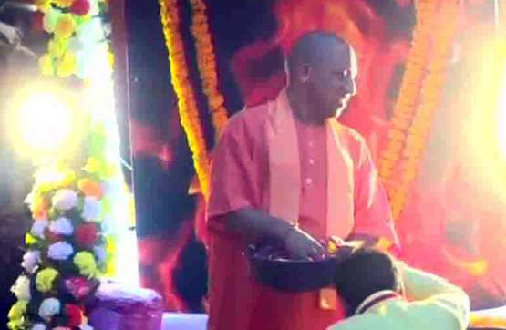 PHOTOS: राजनाथ से योगी तक, ऐसी रही नेताओं की होली