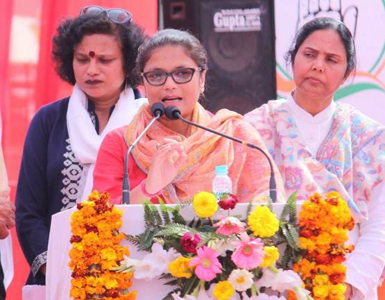 संसद में जोर से गूंजते हैं कांग्रेस की इस महिला सांसद के नारे