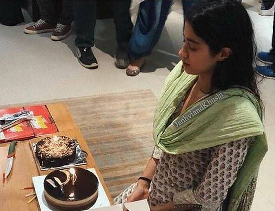 एक फ्रेम में कपूर खानदान की बेटियां, जाह्नवी के बर्थडे पर जुटा परिवार