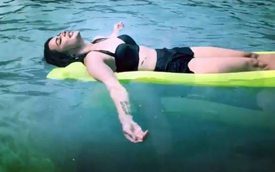 नागिन एक्ट्रेस का अंडमान में हॉलिडे, बीच पर दिखीं इस लुक में