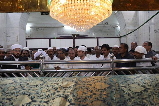 कर्नाटक: धोती पहन मंदिर पहुंचे राहुल, दरगाह में मांगी जीत की दुआ