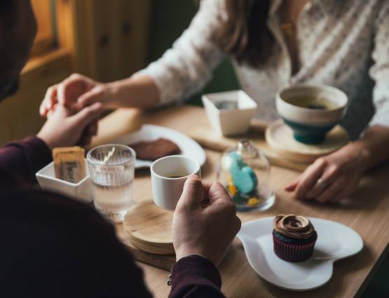 अपनी उम्र से बड़ी लड़की को डेट करने के हैं ये 6 फायदे!