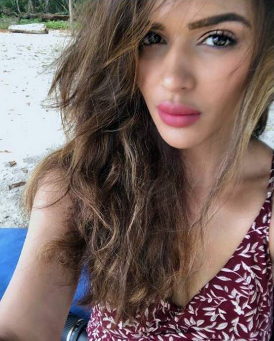 नागिन एक्ट्रेस का अंडमान में हॉलिडे, बीच पर दिखीं इस लुक में