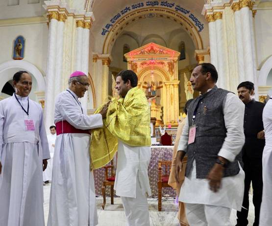 कर्नाटक: धोती पहन मंदिर पहुंचे राहुल, दरगाह में मांगी जीत की दुआ