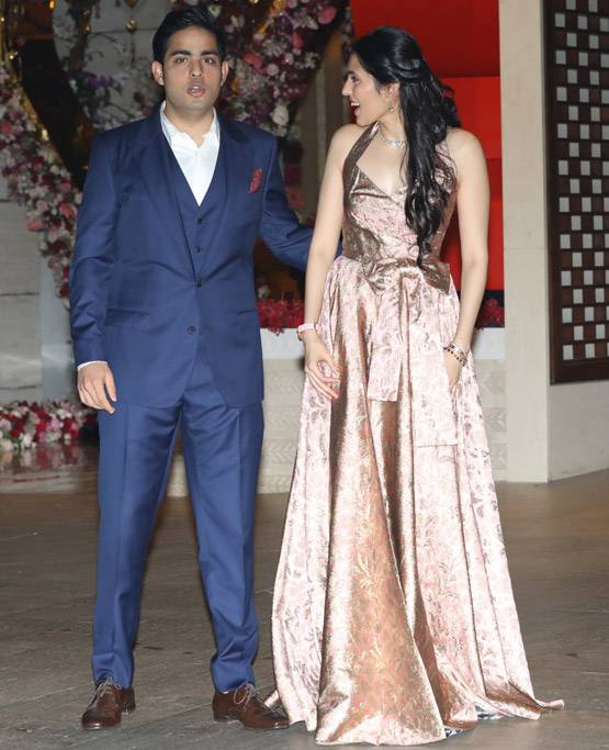 आकाश-श्लोका से मिलेंगे बॉलीवुड सिलेब्स, अंबानी परिवार ने रखी पार्टी