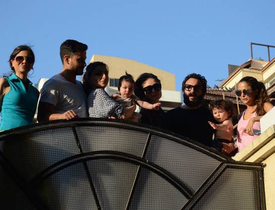 अमृता के घर पहुंचीं करीना, पापा की गोद में बिना शर्ट के दिखे तैमूर