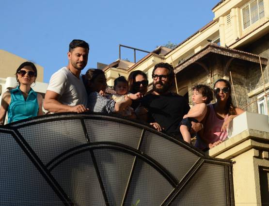 अमृता के घर पहुंचीं करीना, पापा की गोद में बिना शर्ट के दिखे तैमूर