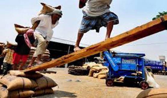 भारत में बढ़ गए और बेरोजगार, करोड़ों लोगों के पास नहीं है नौकरी!