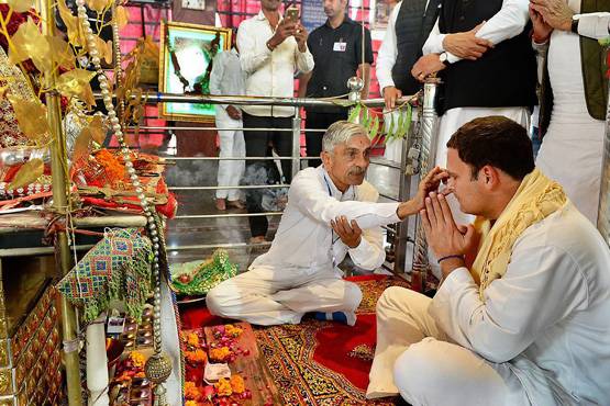 कर्नाटक: धोती पहन मंदिर पहुंचे राहुल, दरगाह में मांगी जीत की दुआ