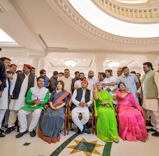 PHOTOS: राज्‍यसभा चुनाव से पहले UP में डिनर डिप्लोमेसी का गेम