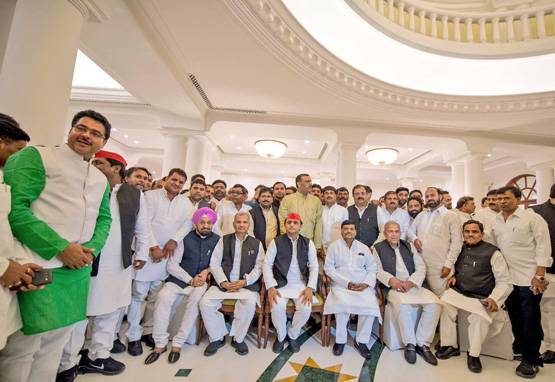 PHOTOS: राज्‍यसभा चुनाव से पहले UP में डिनर डिप्लोमेसी का गेम