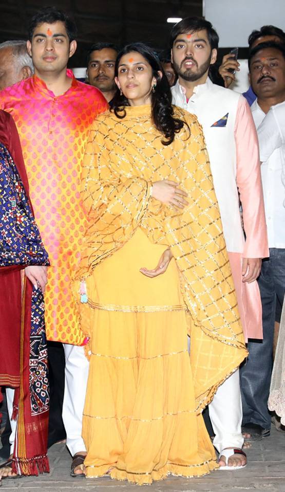 ये हैं अंबानी की मंगेतर श्लोका, जानें कैसा है इनके पिता का 'साम्राज्य'