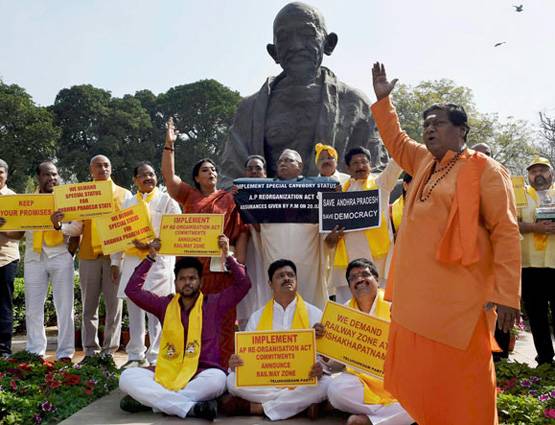 PHOTOS: कभी कृष्ण, कभी सरदार पटेल, MP के विरोध का अनोखा तरीका