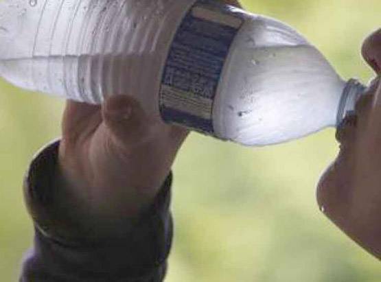 बोतल बंद पानी पीते हैं तो हो जाइए सावधान, पड़ सकते हैं बीमार