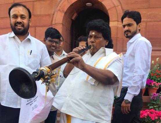 PHOTOS: कभी कृष्ण, कभी सरदार पटेल, MP के विरोध का अनोखा तरीका