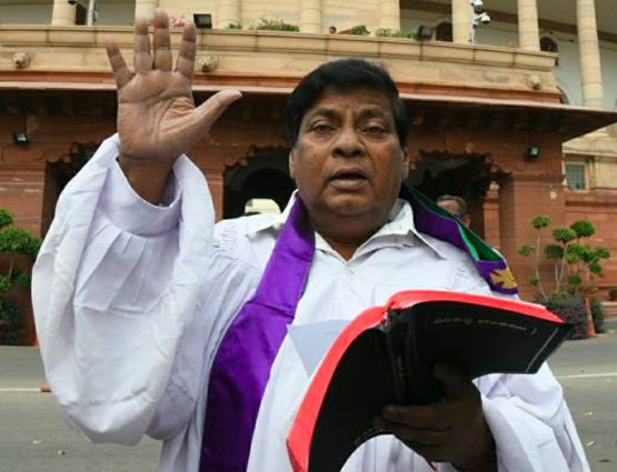 PHOTOS: कभी कृष्ण, कभी सरदार पटेल, MP के विरोध का अनोखा तरीका