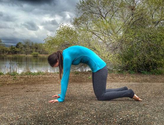 कंधे और पीठ में दर्द रहता है तो करें ये योगासन