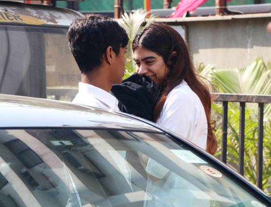 दोस्त से मिलने पहुंचीं श्रीदेवी की छोटी बेटी खुशी कपूर, PHOTOS