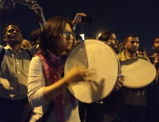 PHOTOS: JNU छात्रों का थाने के बाहर हंगामा, पुलिस से भिड़ंत