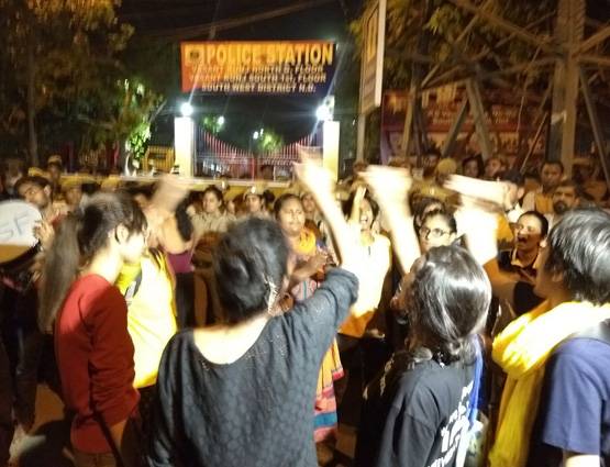 PHOTOS: JNU छात्रों का थाने के बाहर हंगामा, पुलिस से भिड़ंत