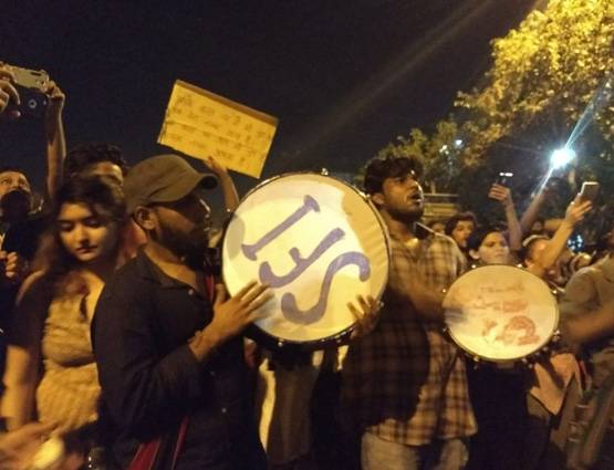 PHOTOS: JNU छात्रों का थाने के बाहर हंगामा, पुलिस से भिड़ंत