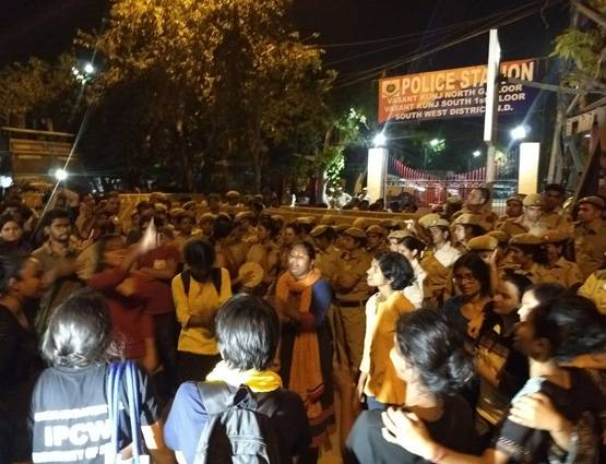 PHOTOS: JNU छात्रों का थाने के बाहर हंगामा, पुलिस से भिड़ंत