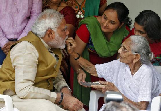 मोदी-राहुल के अलग अंदाज, कोई छूता है मां के पैर- कोई लगाता गले