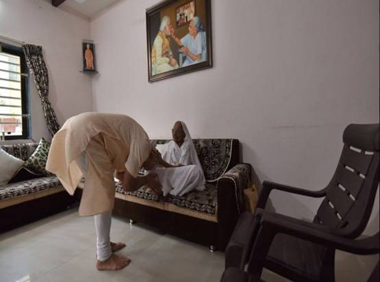 मोदी-राहुल के अलग अंदाज, कोई छूता है मां के पैर- कोई लगाता गले