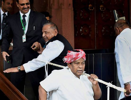 PHOTOS: कभी कृष्ण, कभी सरदार पटेल, MP के विरोध का अनोखा तरीका