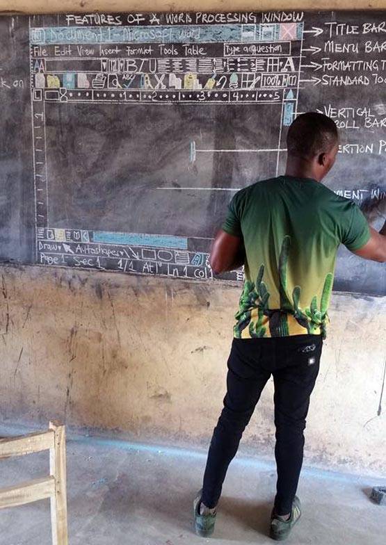 स्कूल में नहीं था कम्प्यूटर, बच्चों को ऐसे सिखाया MS वर्ल्ड, फोटो वायरल