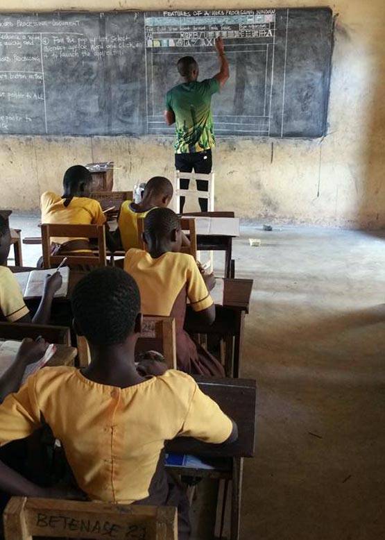 स्कूल में नहीं था कम्प्यूटर, बच्चों को ऐसे सिखाया MS वर्ल्ड, फोटो वायरल