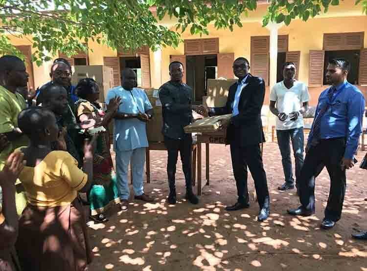 स्कूल में नहीं था कम्प्यूटर, बच्चों को ऐसे सिखाया MS वर्ल्ड, फोटो वायरल