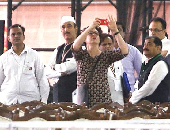 कांग्रेस महाधिवेशन में प्रियंका गांधी भी रहीं सक्रिय, देखें PHOTOS