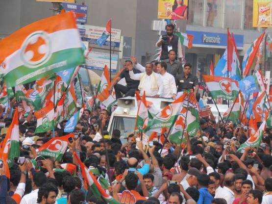 कर्नाटक: धोती पहन मंदिर पहुंचे राहुल, दरगाह में मांगी जीत की दुआ