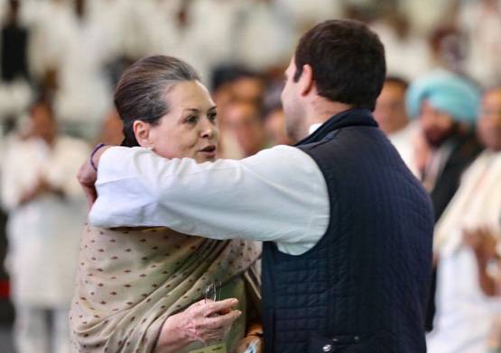 मोदी-राहुल के अलग अंदाज, कोई छूता है मां के पैर- कोई लगाता गले