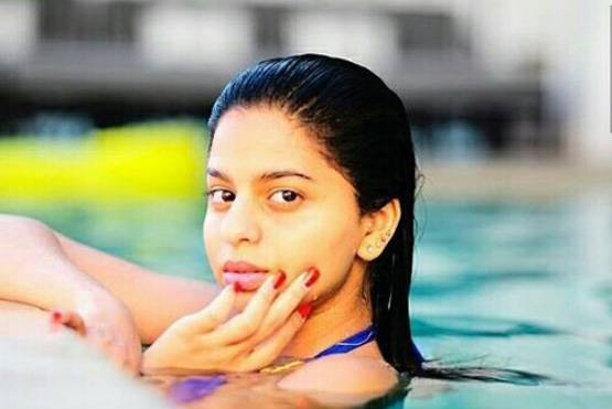 स्विमिंग पूल में सुहाना का कूल लुक, बिकिनी फोटो फिर viral