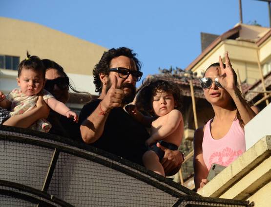 अमृता के घर पहुंचीं करीना, पापा की गोद में बिना शर्ट के दिखे तैमूर