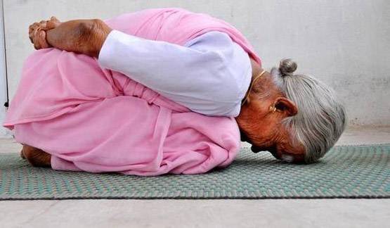 PHOTOS: ये हैं 99 साल की योगा टीचर, 10 लाख को दे चुकी हैं ट्रेनिंग