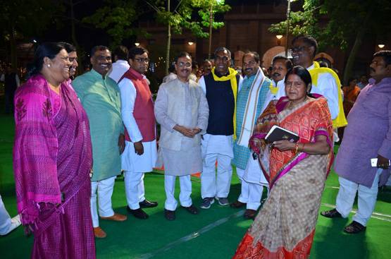 PHOTOS: राज्‍यसभा चुनाव से पहले UP में डिनर डिप्लोमेसी का गेम