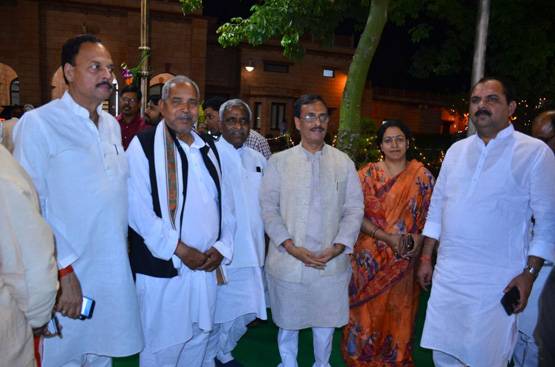 PHOTOS: राज्‍यसभा चुनाव से पहले UP में डिनर डिप्लोमेसी का गेम