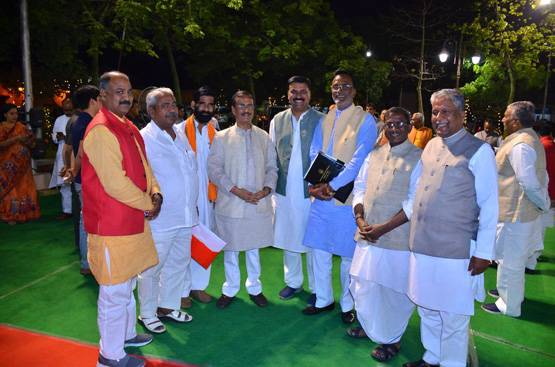 PHOTOS: राज्‍यसभा चुनाव से पहले UP में डिनर डिप्लोमेसी का गेम