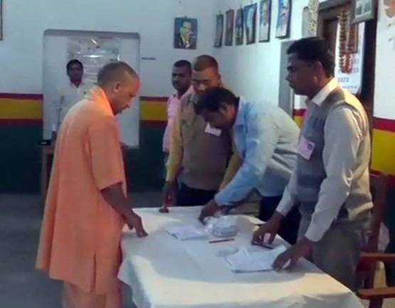 गोरखपुर उपचुनाव: मतदान से पहले CM योगी आदित्यनाथ ने की पूजा