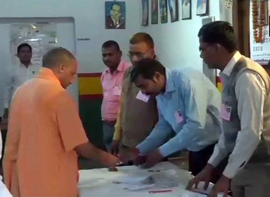 गोरखपुर उपचुनाव: मतदान से पहले CM योगी आदित्यनाथ ने की पूजा