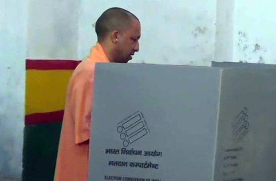 गोरखपुर उपचुनाव: मतदान से पहले CM योगी आदित्यनाथ ने की पूजा