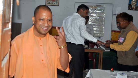 गोरखपुर उपचुनाव: मतदान से पहले CM योगी आदित्यनाथ ने की पूजा