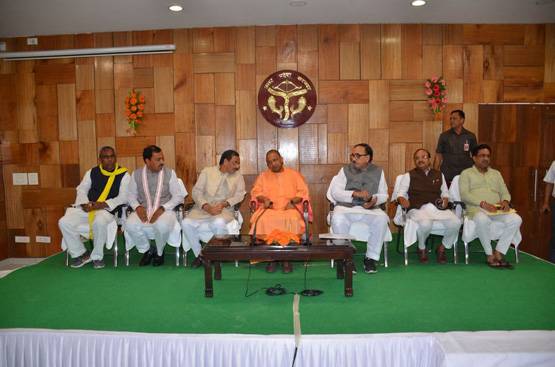 PHOTOS: राज्‍यसभा चुनाव से पहले UP में डिनर डिप्लोमेसी का गेम