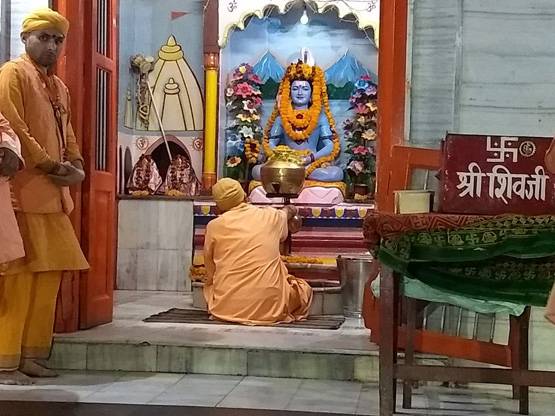 गोरखपुर उपचुनाव: मतदान से पहले CM योगी आदित्यनाथ ने की पूजा