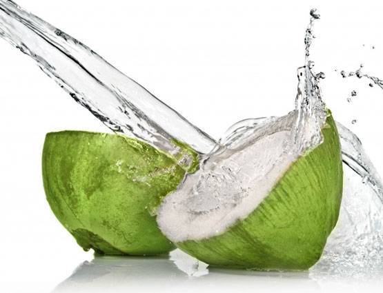 खूबसूरती से लेकर फिटनेस तक, हैरान कर देंगे नारियल पानी पीने के फायदे