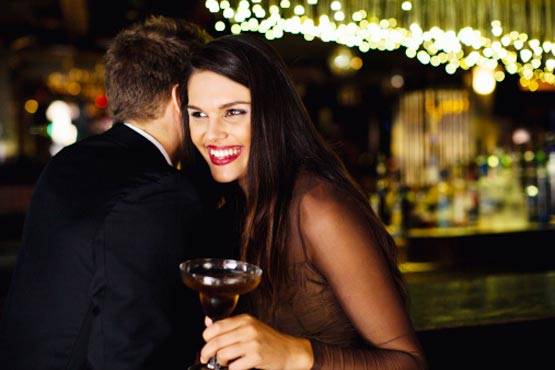 पहली मुलाकात: लड़कों में ये 6 चीजें नोटिस करती हैं लड़कियां!